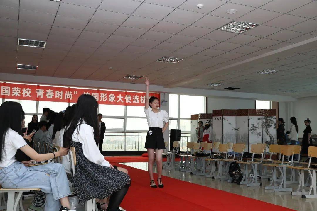 三亚海岸警察救助放生国家一级保护动物绿海龟